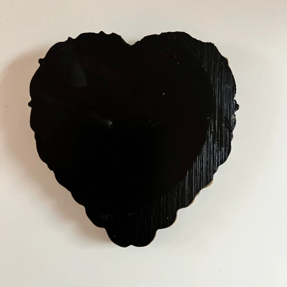 Heart-Shaped Skull Wall Decor - Picture 3 of 5